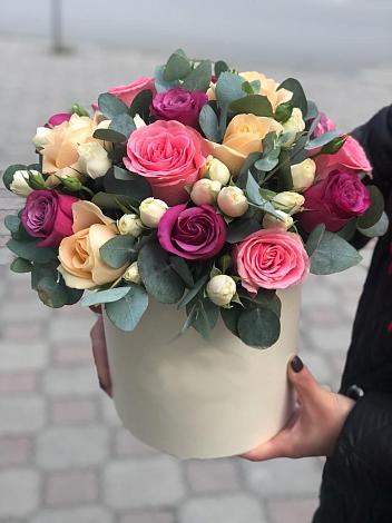 Цветочная композиция из Розы в шляпной коробке в Козет