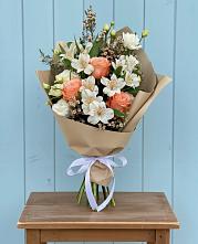 Букет цветов из:  Альстромерии, Лизиантусы, Розы и Хризантемы в Козет