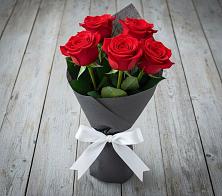 Букет 5 Красных роз Эдлесс Лав в Козет