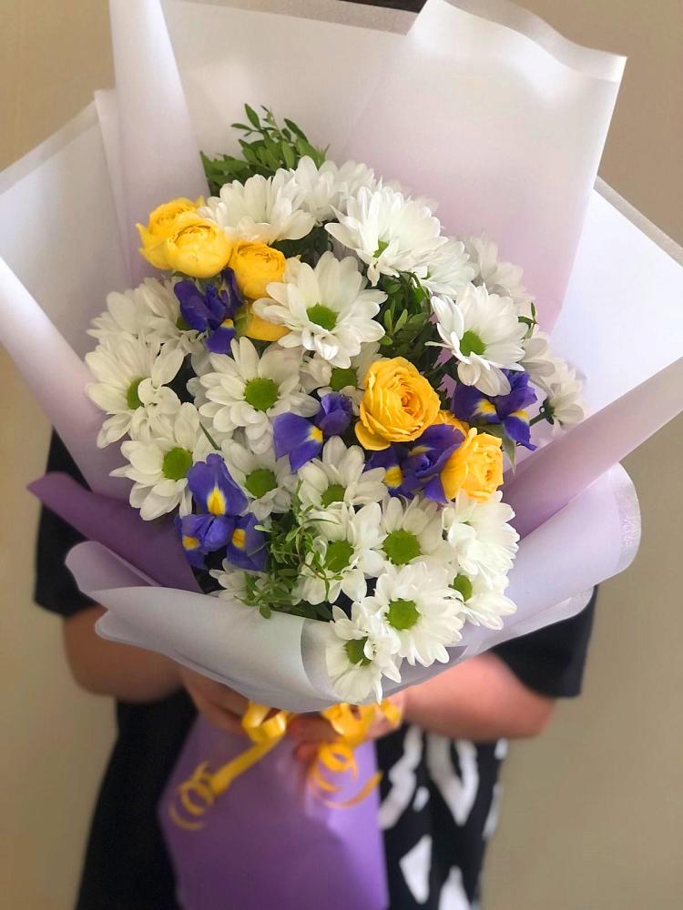 Букет цветов из: Ирисы, Хризантемы и Розы в Козет