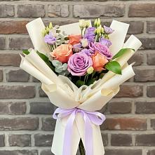 Букет цветов из:  Лизиантусы и Розы в Козет