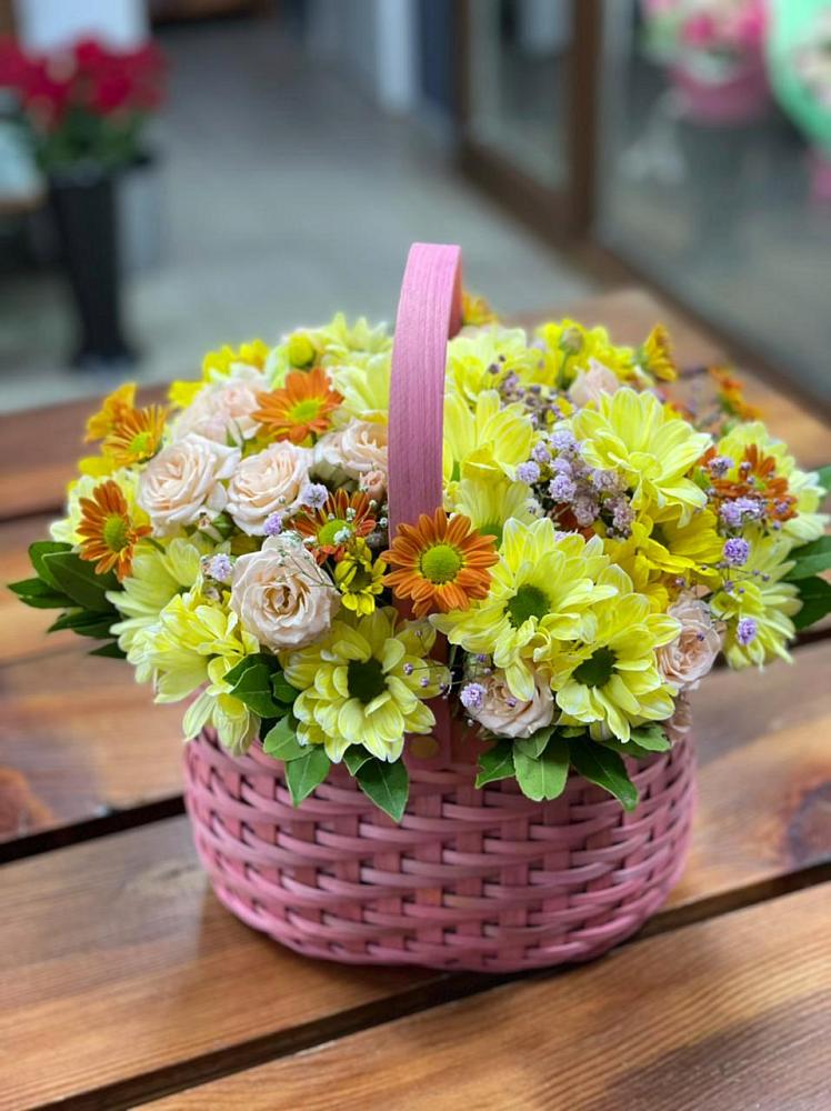 Цветочная композиция из Хризантемы и Розы в корзине в Козет