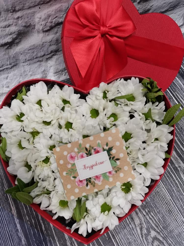 Цветочная композиция из Хризантемы в виде сердца в Козет