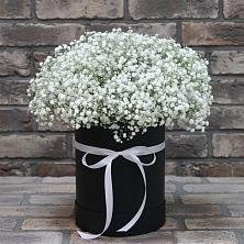 Цветочная композиция из Гипсофила в шляпной коробке в Козет