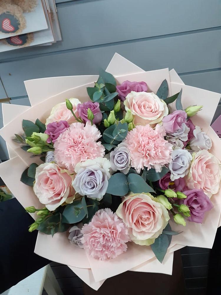 Букет цветов из: Розы, Гвоздики и Лизиантусы в Козет