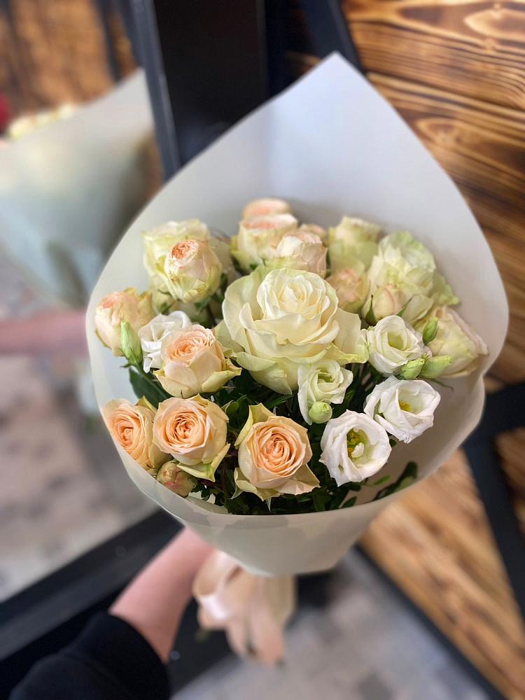 Букет цветов из: Розы и Лизиантусы в Козет